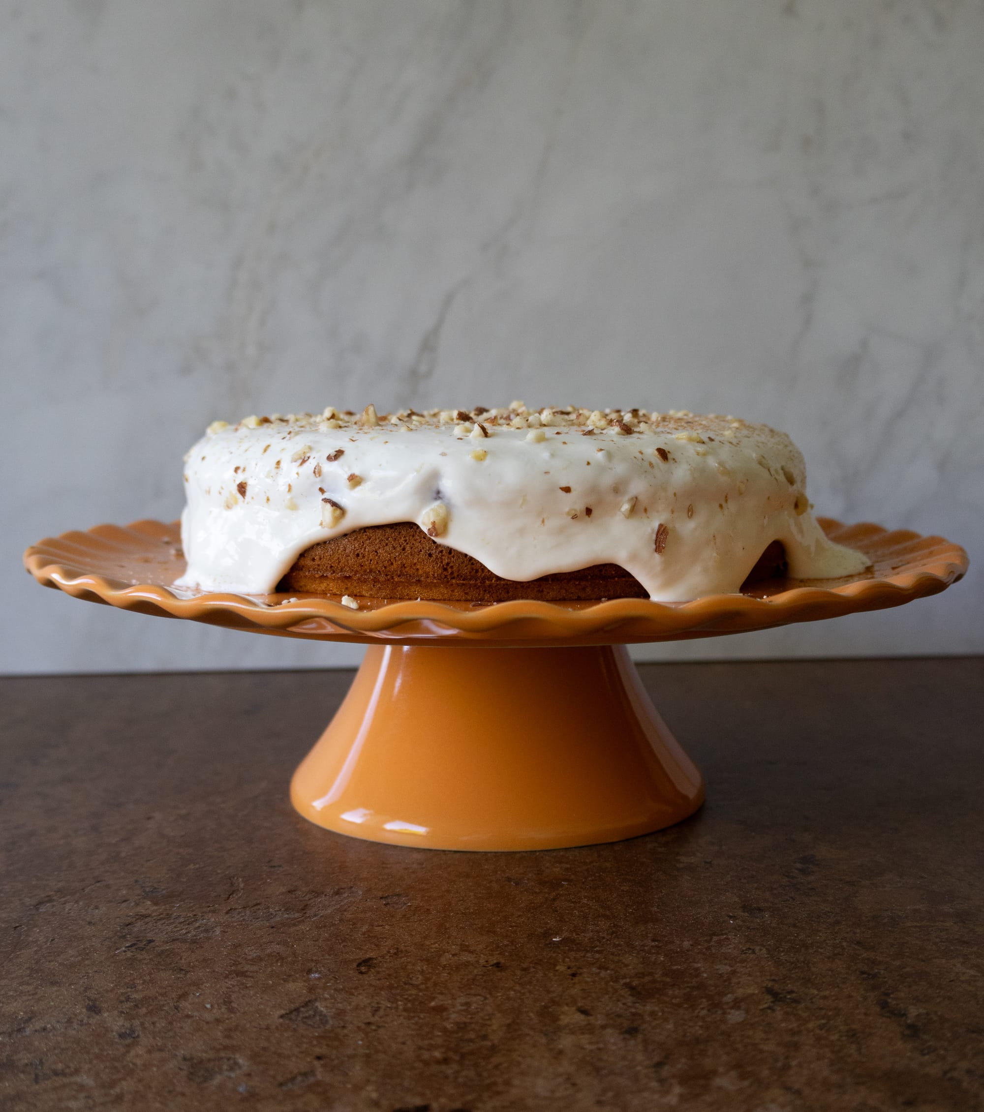 Kartottenkuchen mit Frischkäse-Frosting angerichtet auf einer Kuchen-Etagere
