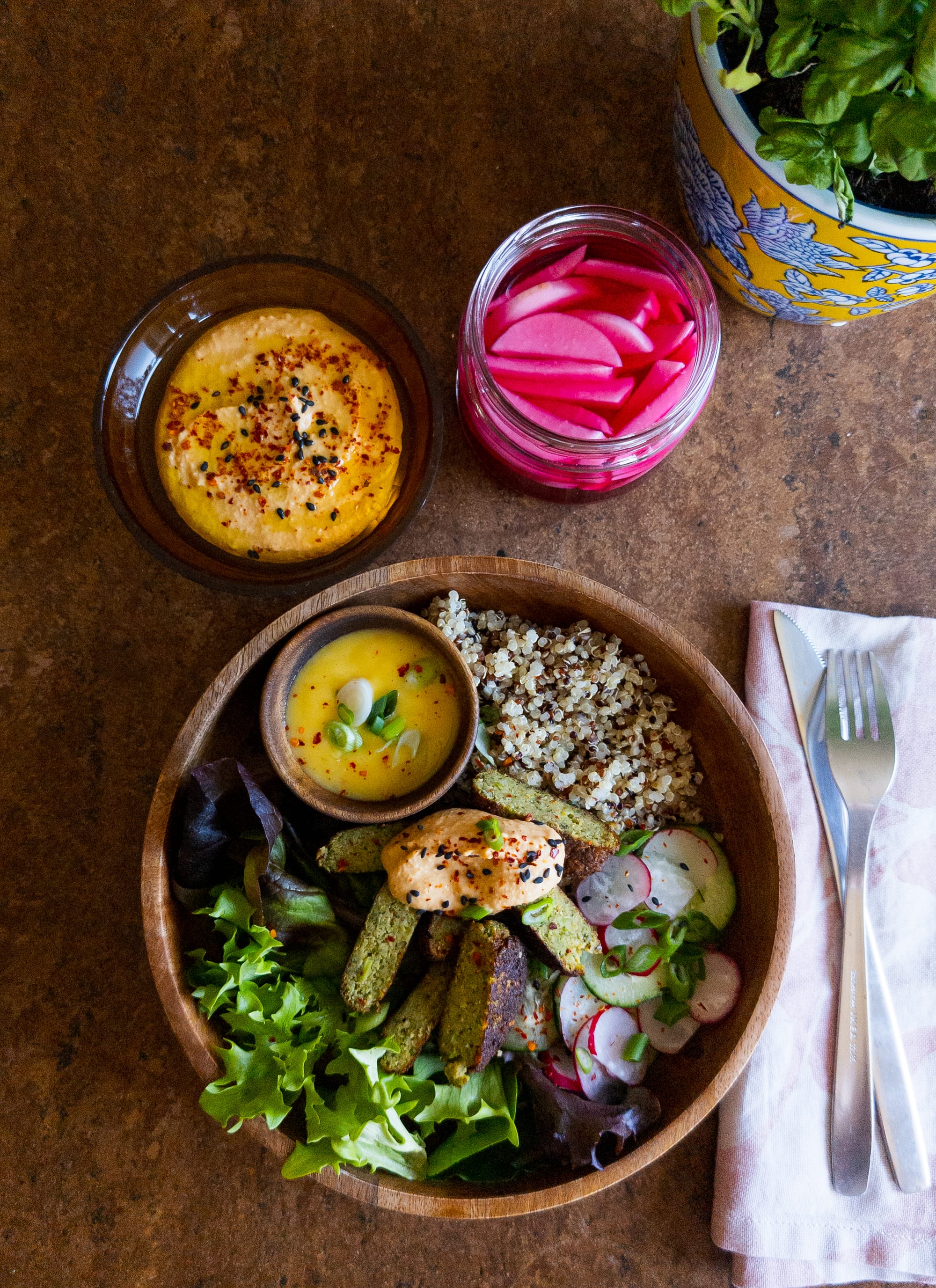 Brokkoli-Falafel Bowl mit Quinoa, Mango Dip und gepickelter Mairübe