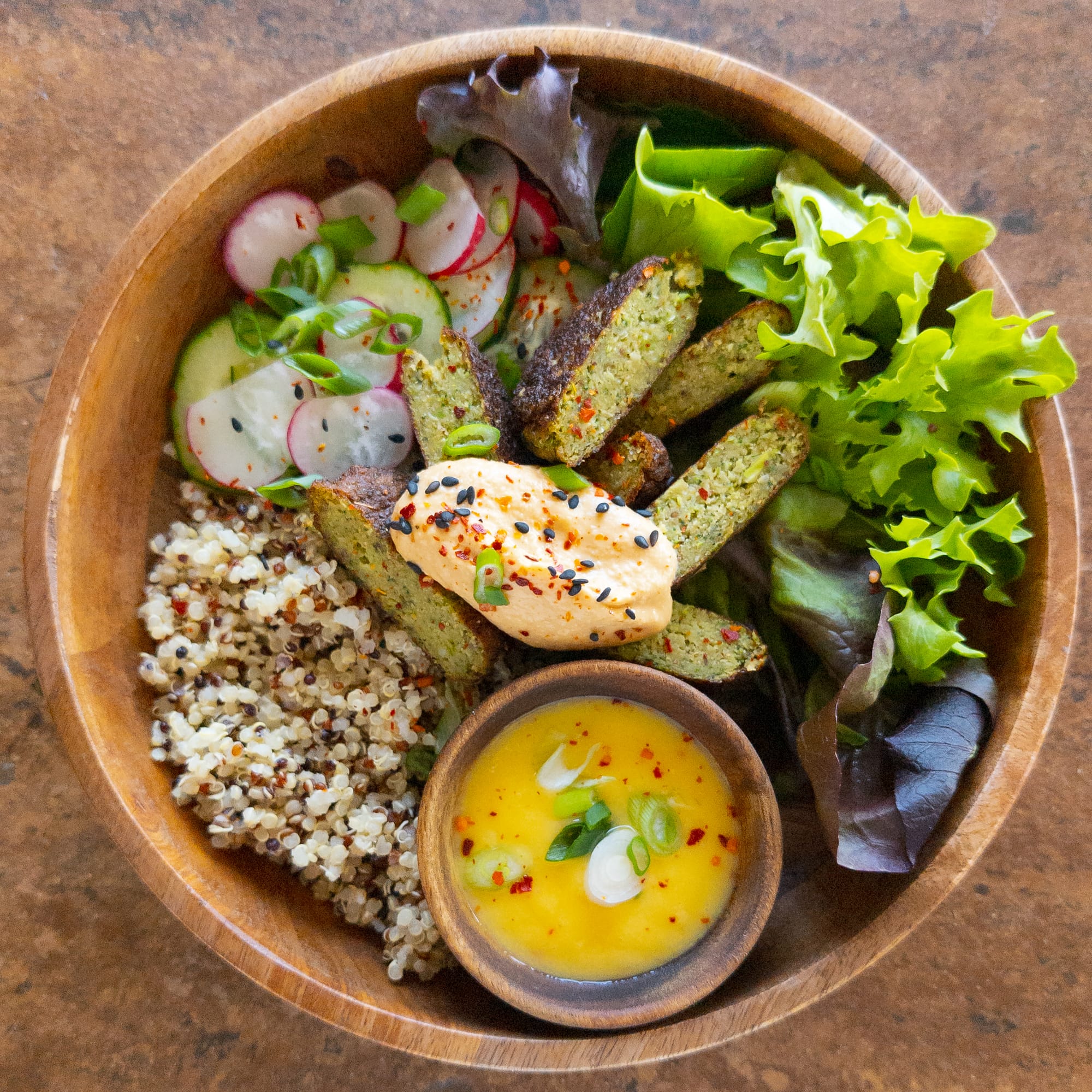 Brokkoli-Falafel Bowl mit Mango-Dip & Quick Pickles