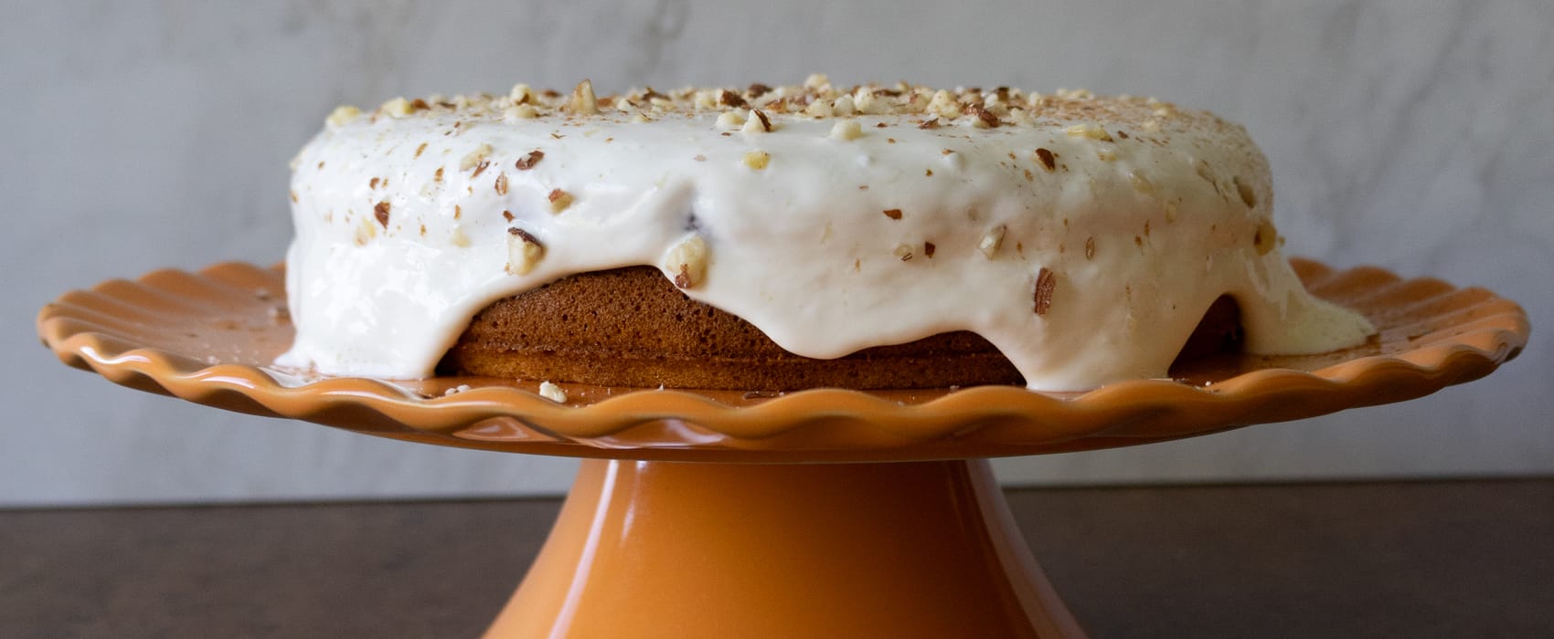 Kartottenkuchen mit Frischkäse-Frosting angerichtet auf einer Kuchen-Etagere
