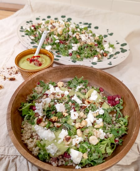 Salatschüssel mit Quinoa, Grünkohl, Avocadodressing, Haselnüssen und Feta