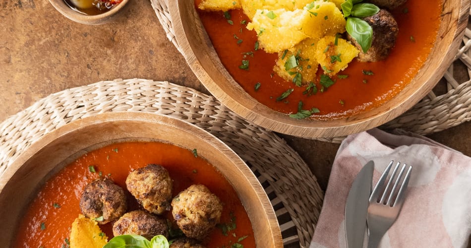 Knusprige Polenta auf Tomatensuggo mit Ricotta-Hack-Fleischbällchen