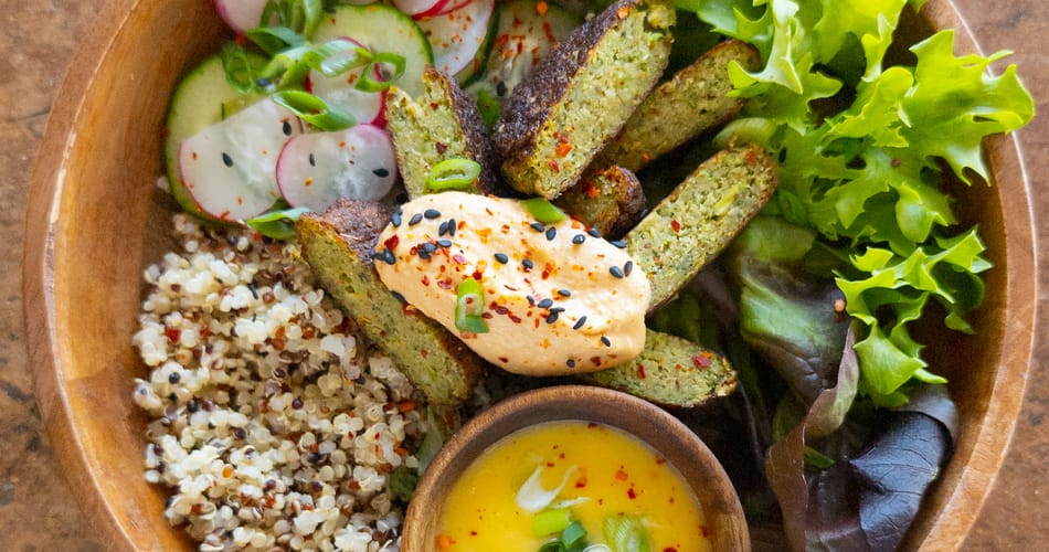 Brokkoli-Falafel Bowl mit Quinoa, Mango Dip und Salat und Hummus